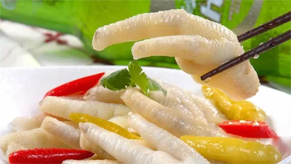 泡椒凤爪塑料保鲜盒包装机：锁住美味，保鲜每一刻