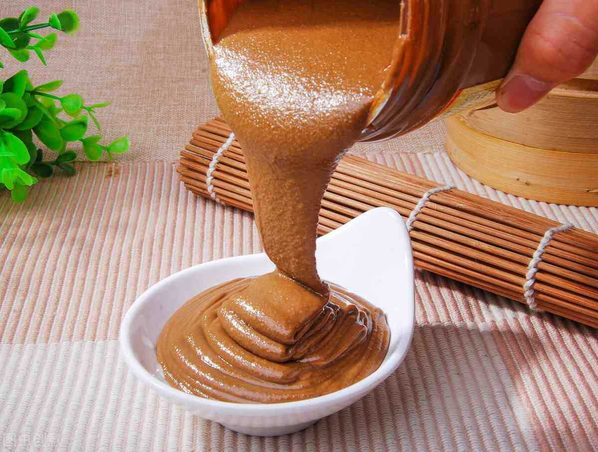 引领食品包装新纪元：芝麻花生酱自立袋灌装旋盖机——自动化、高效能、卫生安全的全面解决方案