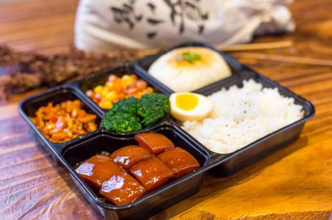 工厂级全自动盒饭封口包装机：高效封口，锁鲜增效