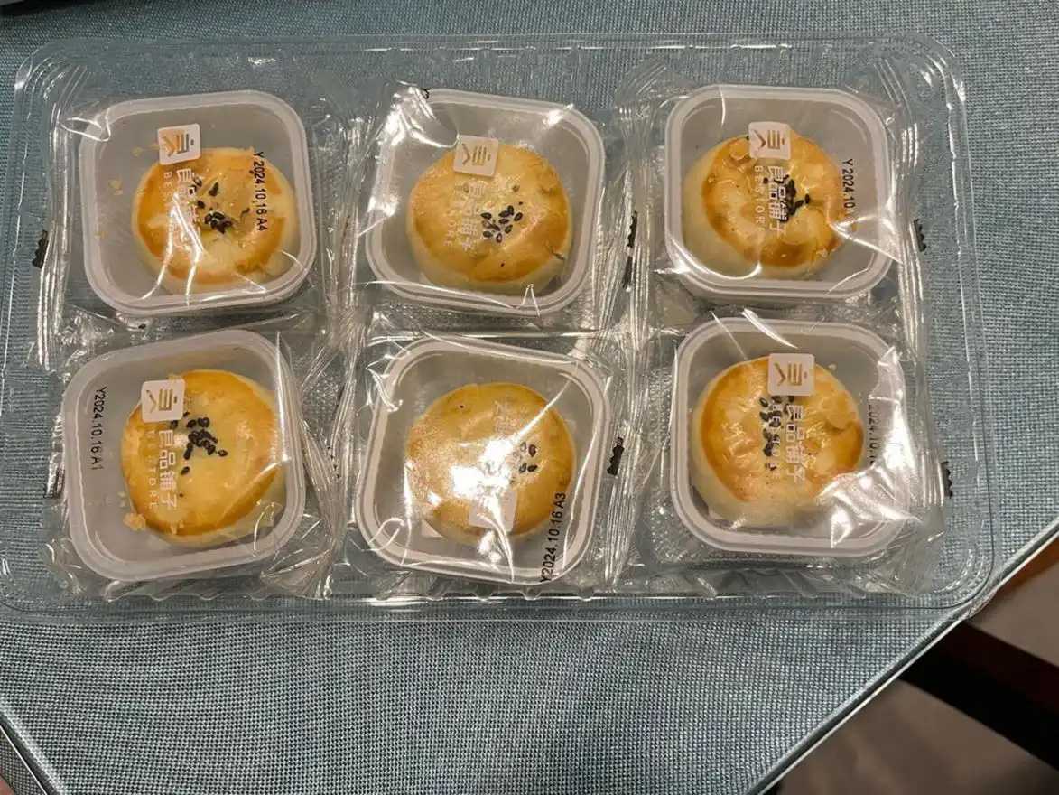 告别人工，拥抱高效：吕工机械自动化解决方案，破解蛋黄酥、月饼量产难题