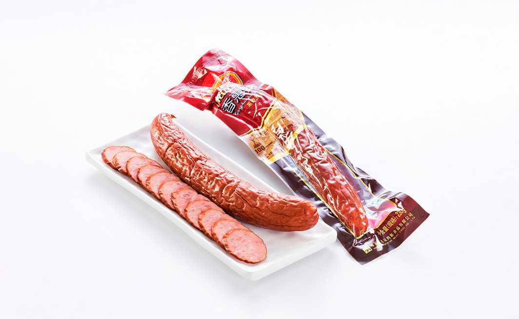 告别人工包装，吕工机械打造高速稳定香肠包装产线