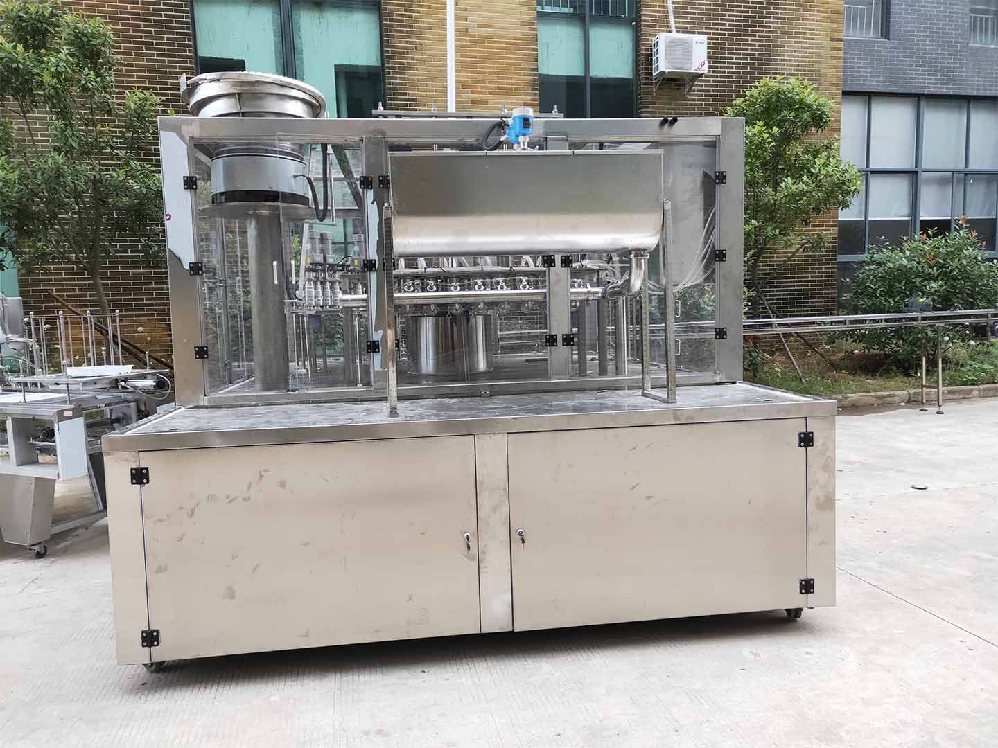 1765952664276170.jpg LG-900 斜嘴袋灌装旋盖机 .jpg